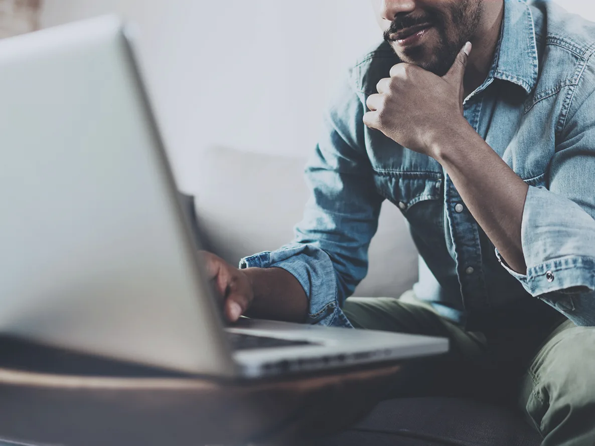 TierPoint-Web2022-SubServices-Inner-Outcomes-50_50_1186x890-NetworkServices-01-CustomerExperience Support employee working to provide IT network services.
